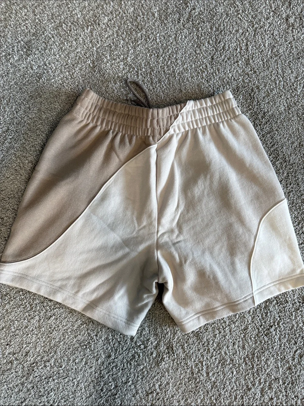 ALO Yoga Two-Tone Cream and Tan Athletic Shorts